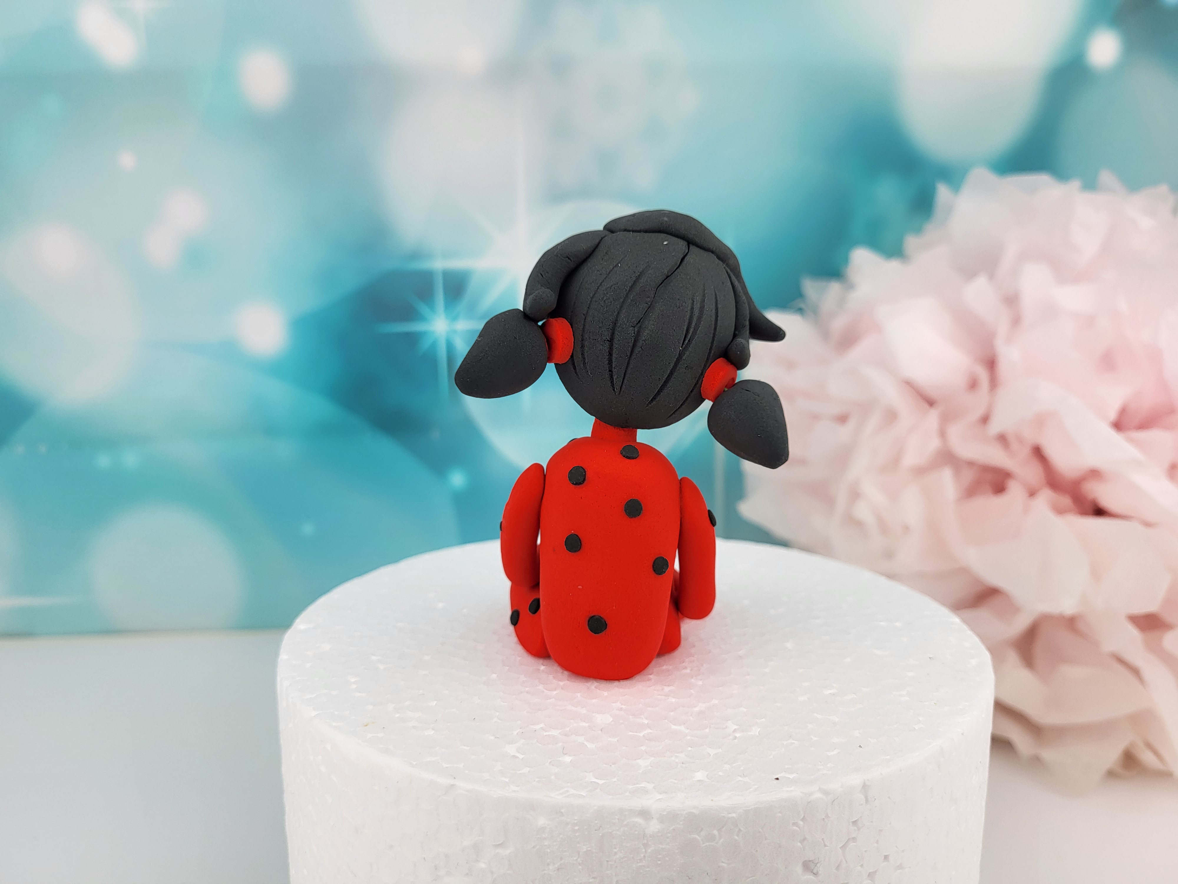 Tortenfigur wie „Sitzende Lady Bug“