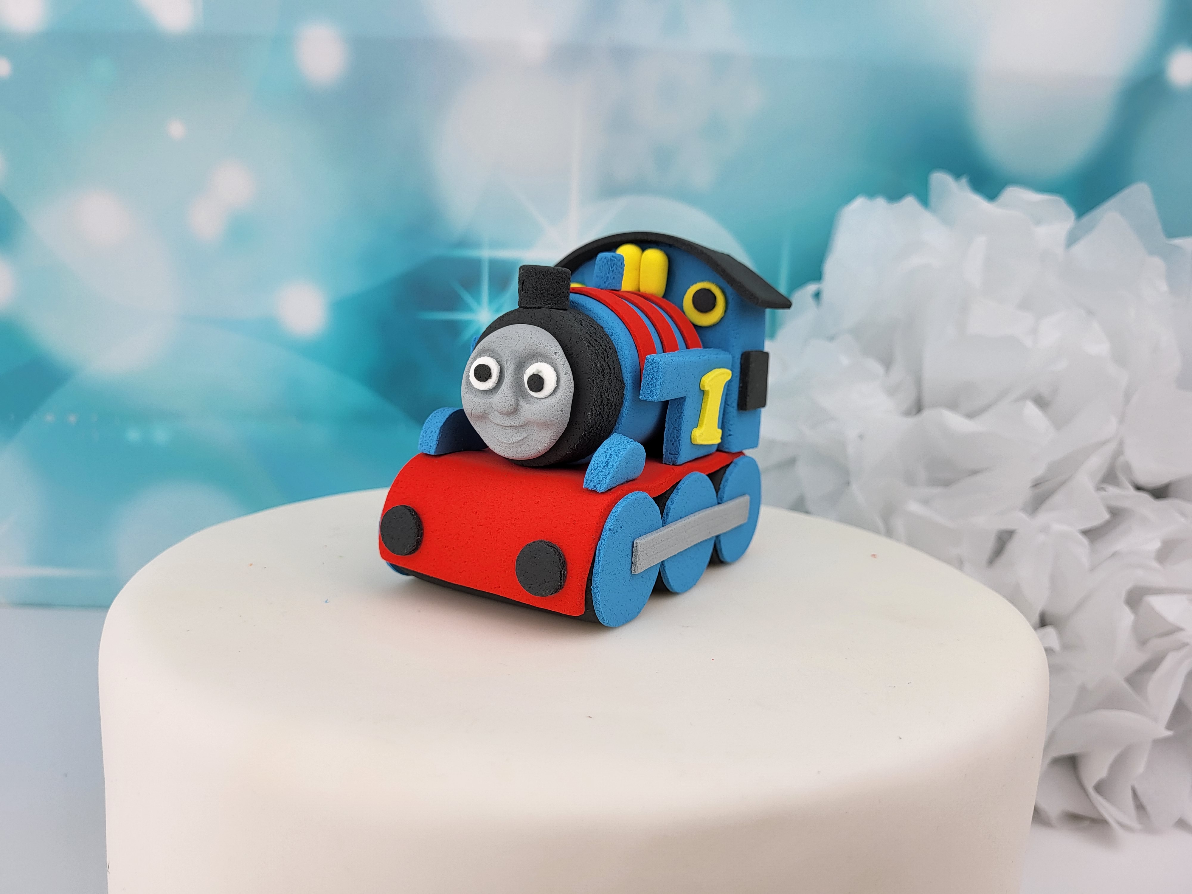 Tortenfigur Thomas die Lokomotive – handmodellierte Tortendekoration