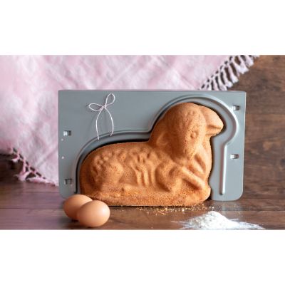 Fertig gebackenes Osterlamm aus 3D Backform mit Puderzucker dekoriert für das Osterfest