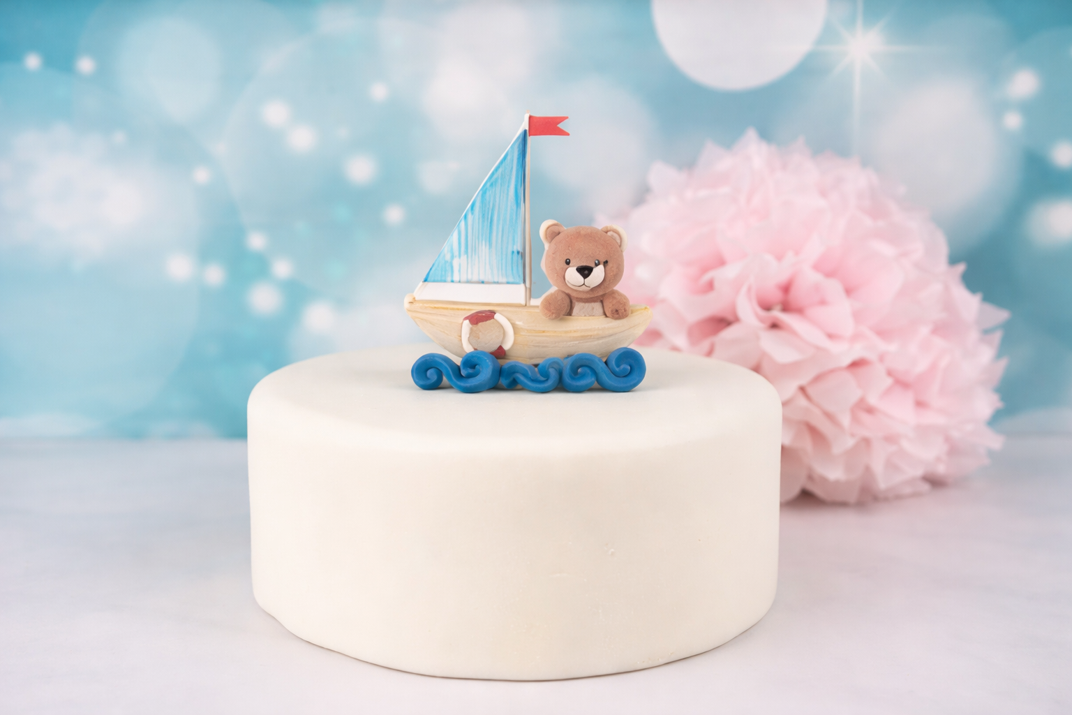 Essbarer Cake Topper Bär mit Boot & Wellen – Tortendekoration für Tauf- & Meer-Motive
