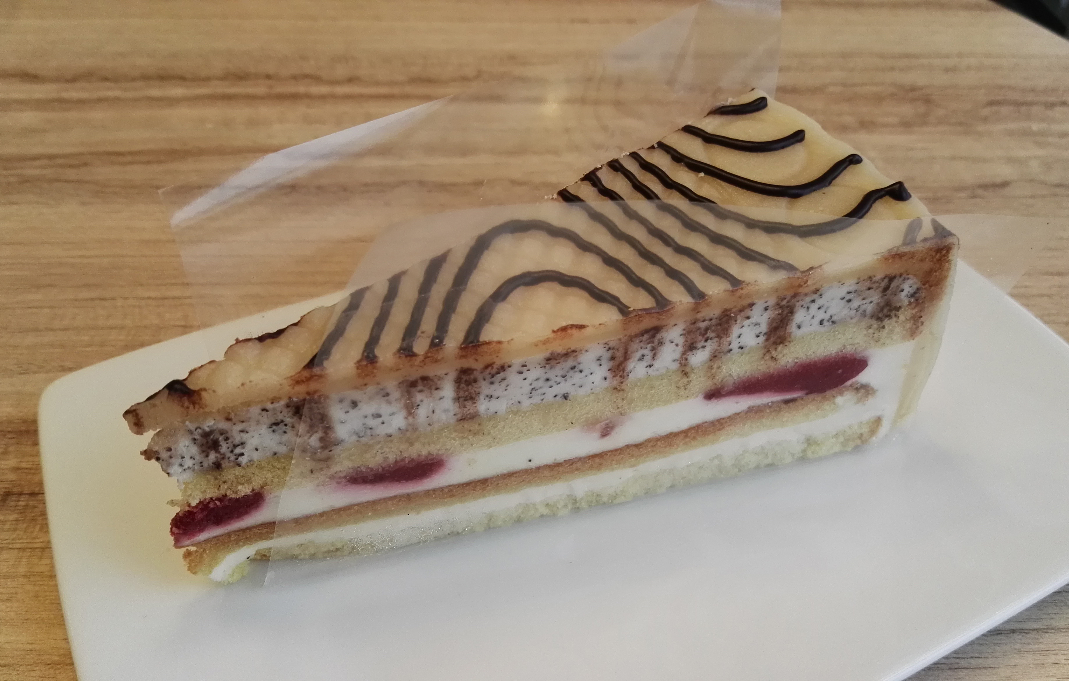 Ein Stück Torte mit Tortenfolie