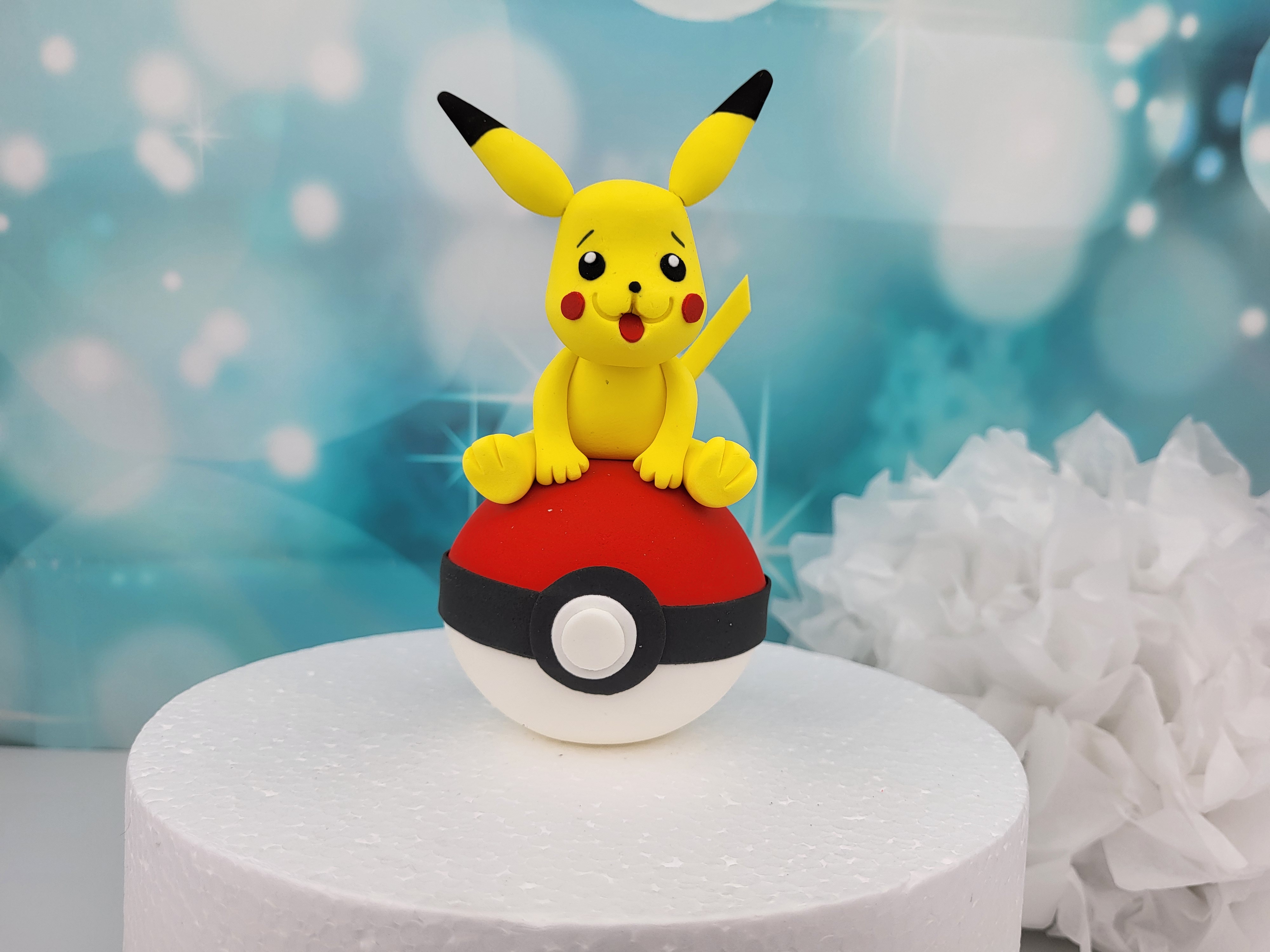 Tortenfigur „Pokémon Pikachu auf Pokéball XXL“ – handmodellierte Tortendeko (ca. 13 cm)