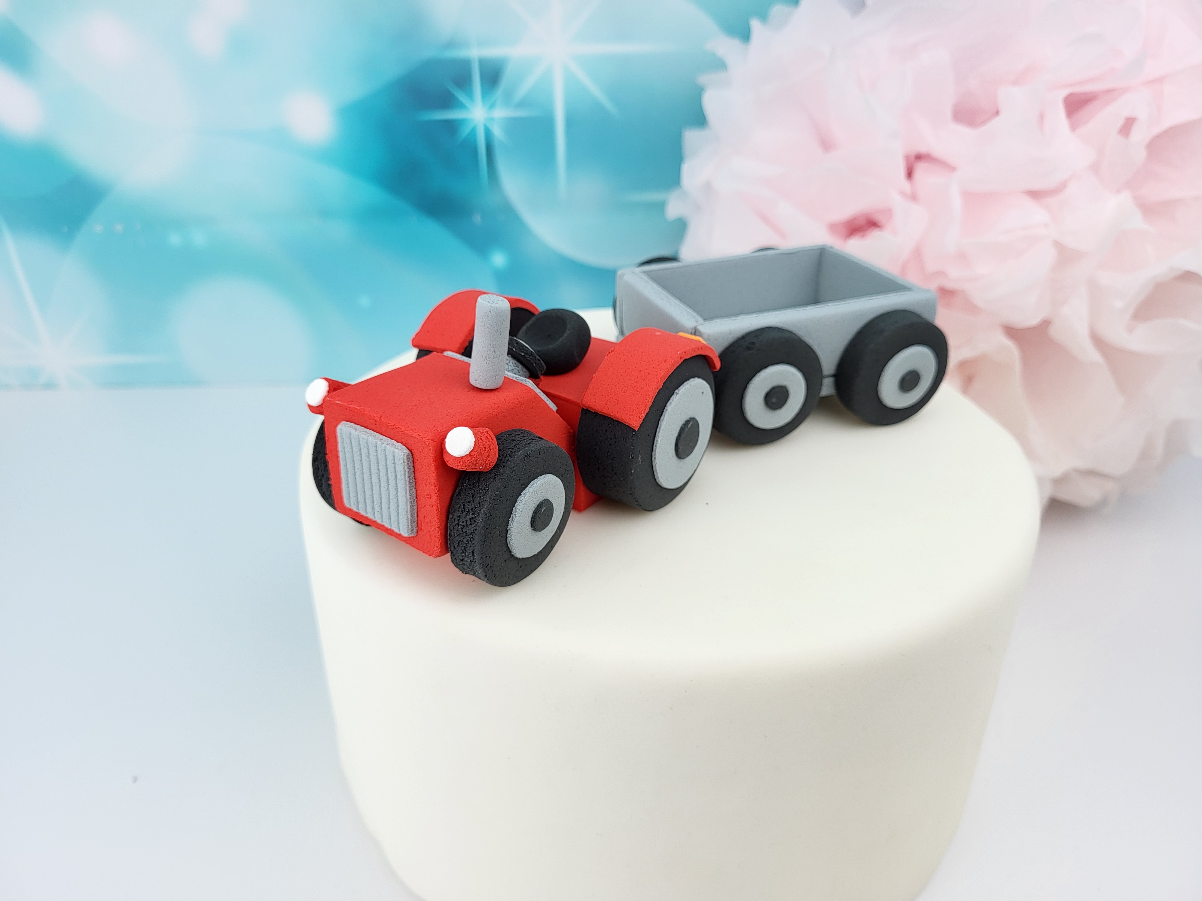 Tortenfigur Traktor mit Hänger