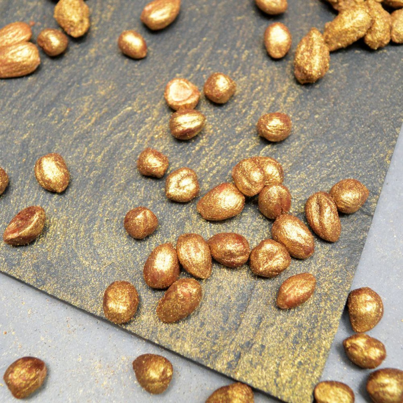 Goldene Haselnüsse für edle Tortendekorationen