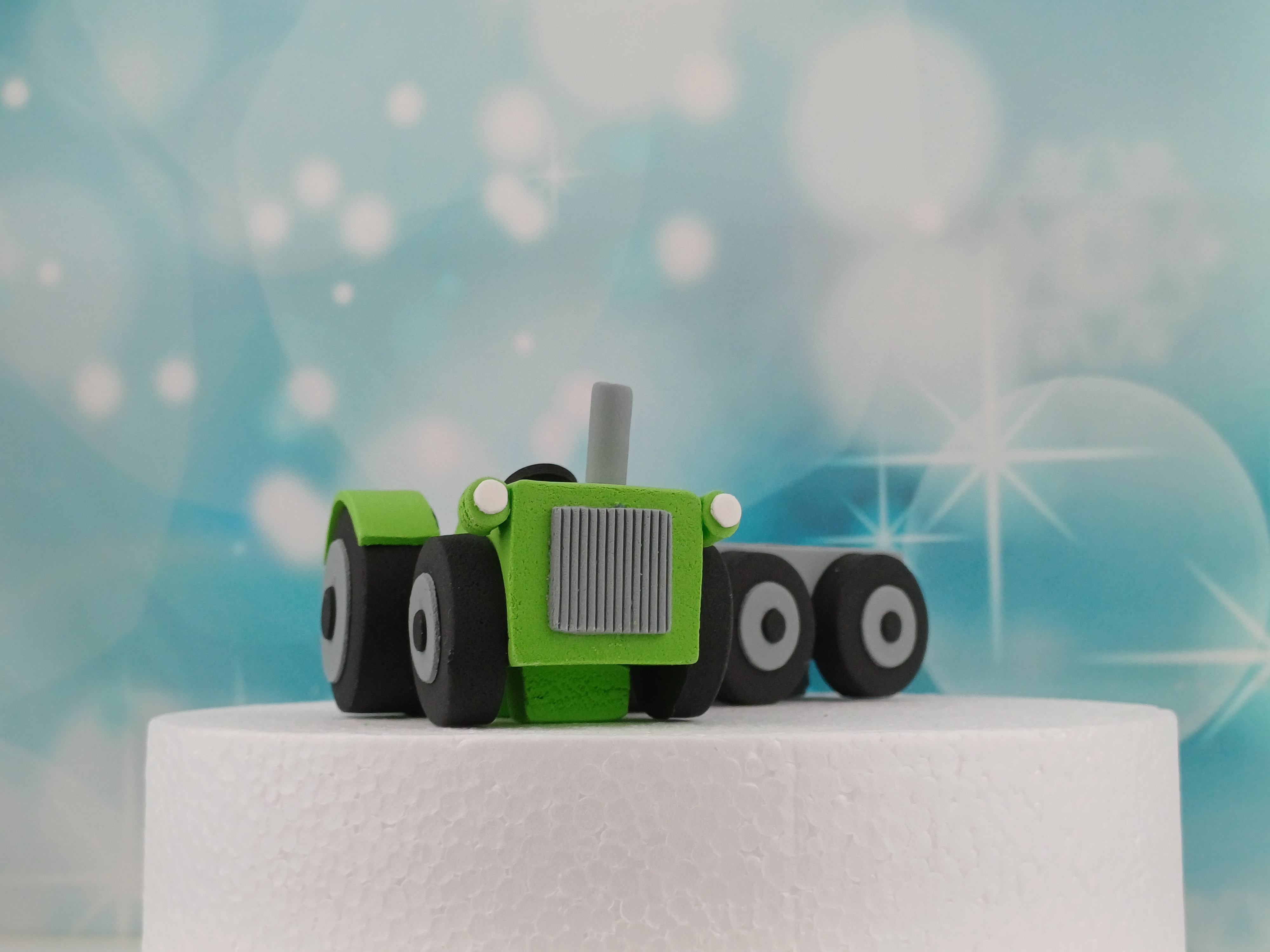 Tortenfigur Traktor mit Hänger grün