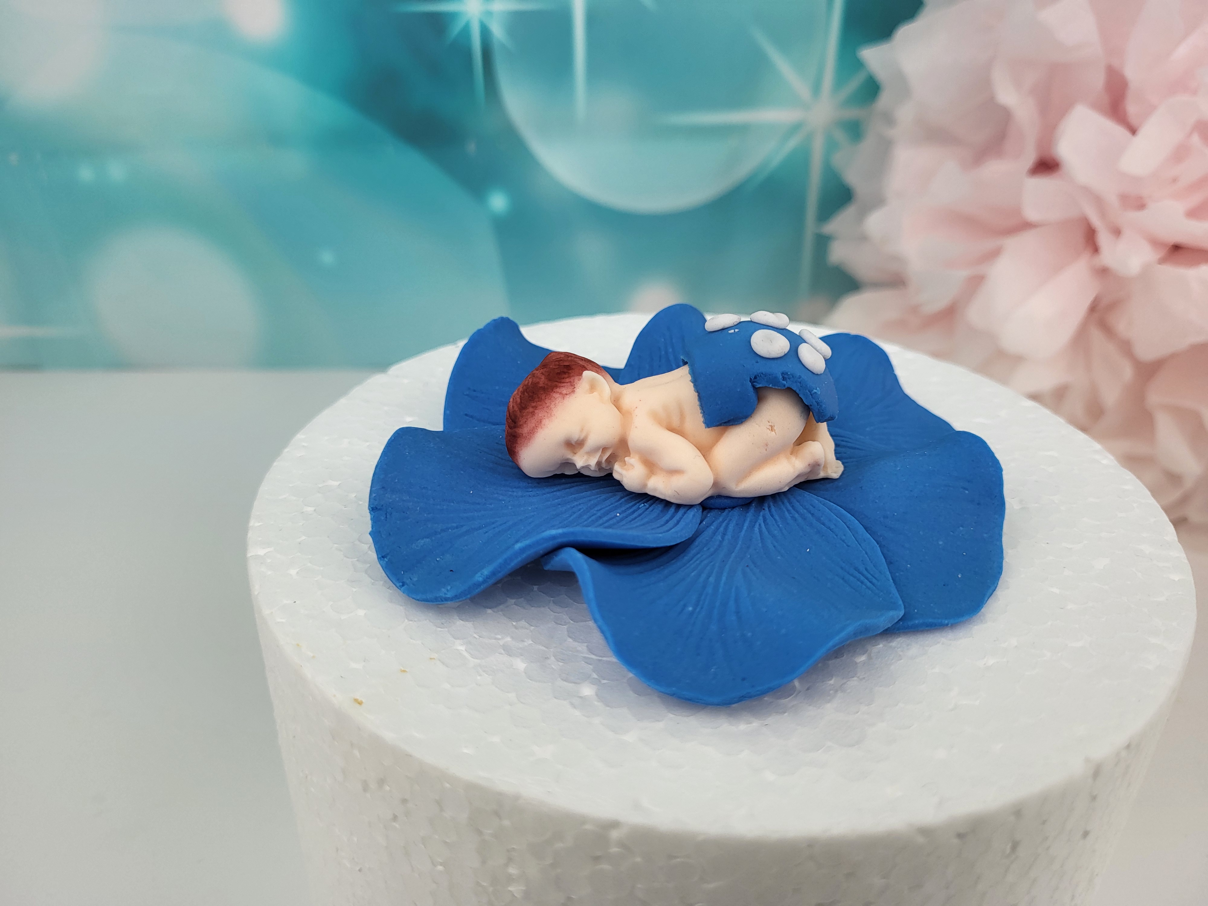 Essbare Zuckerfigur „Baby blau“ – handgefertigte Tortendeko (ca. 11 cm)