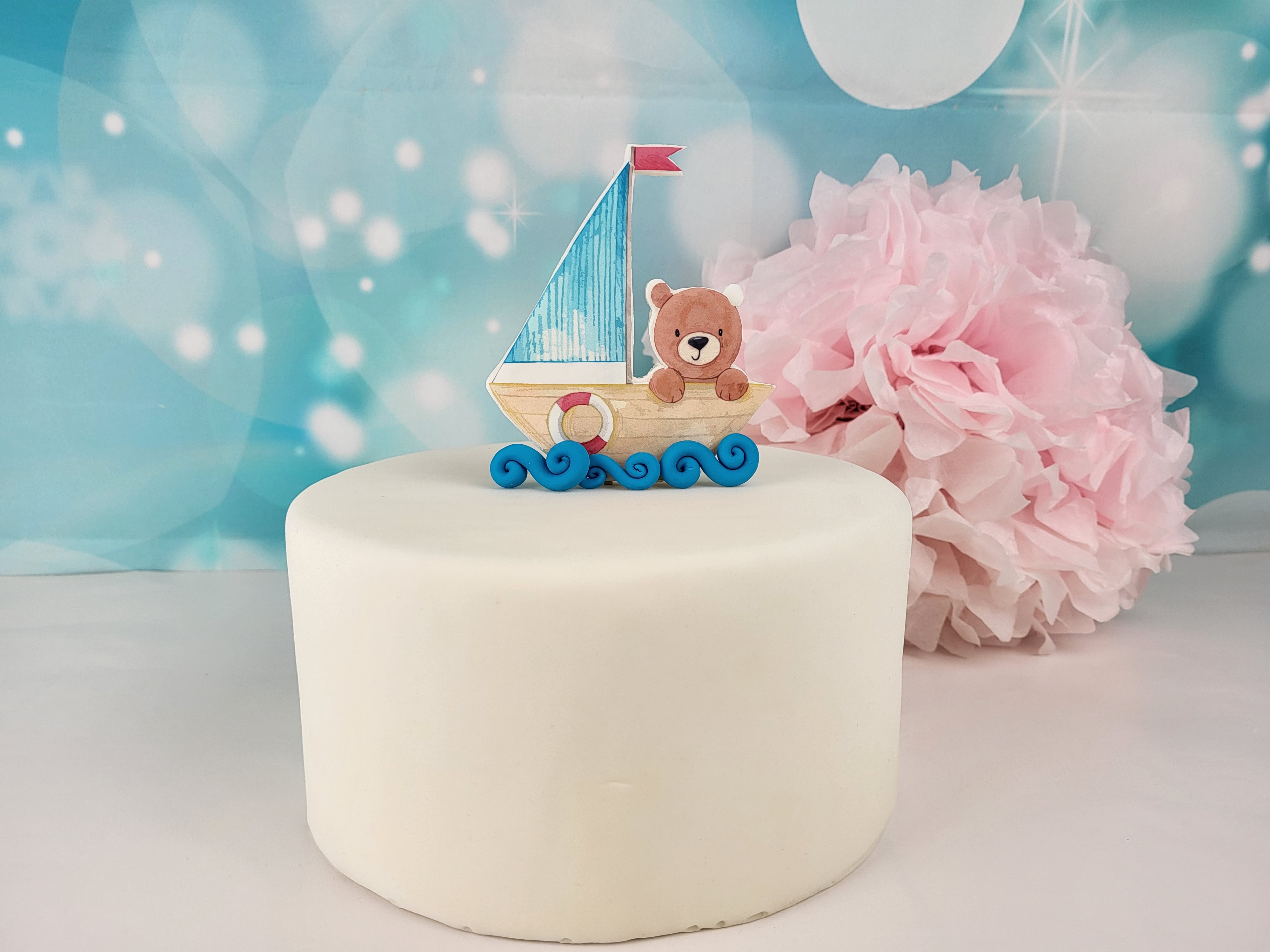 Essbarer Cake Topper Bär mit Boot & Wellen – Tortendekoration für Tauf- & Meer-Motive