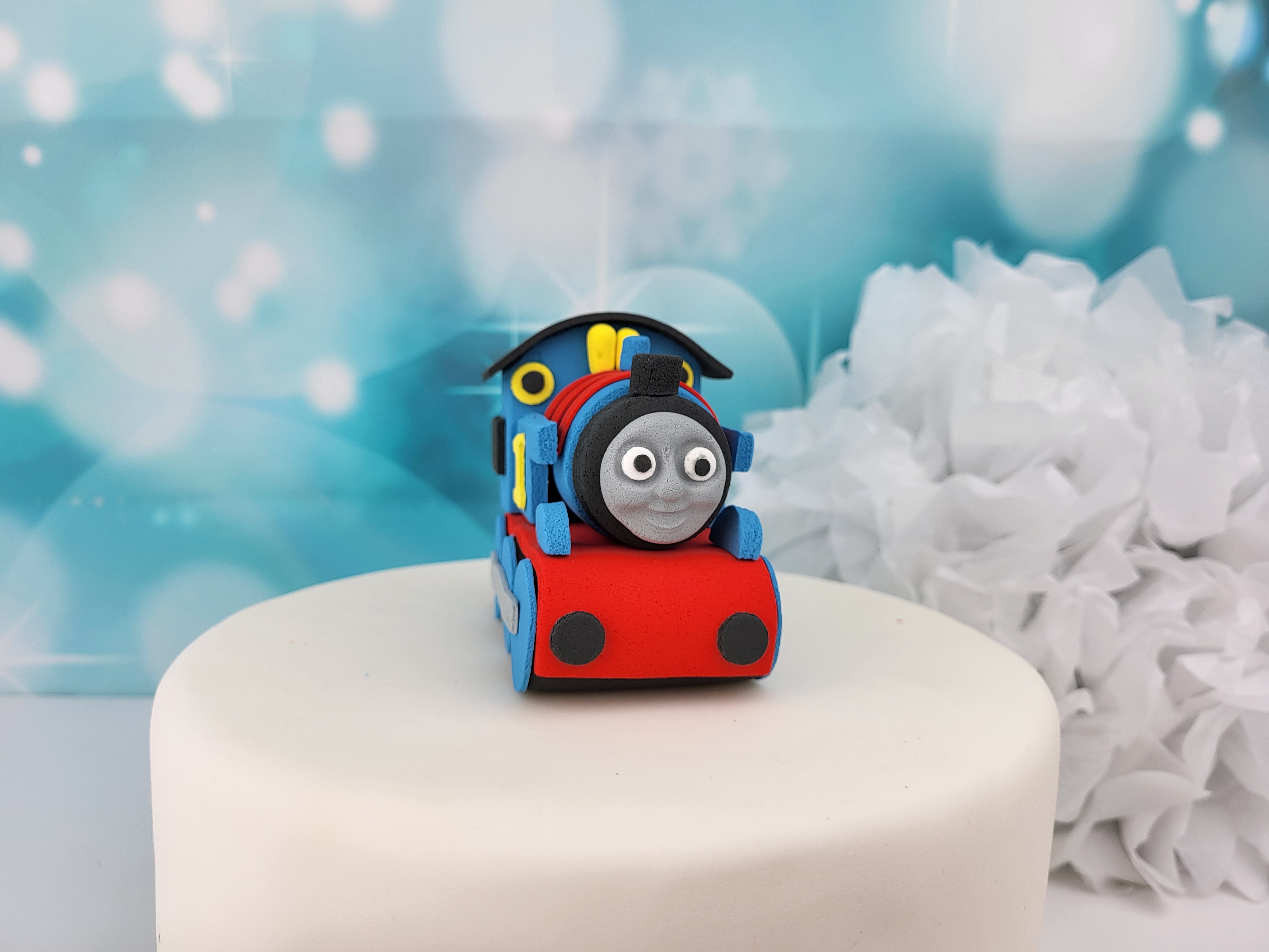 Tortenfigur Thomas die Lokomotive – handmodellierte Tortendekoration