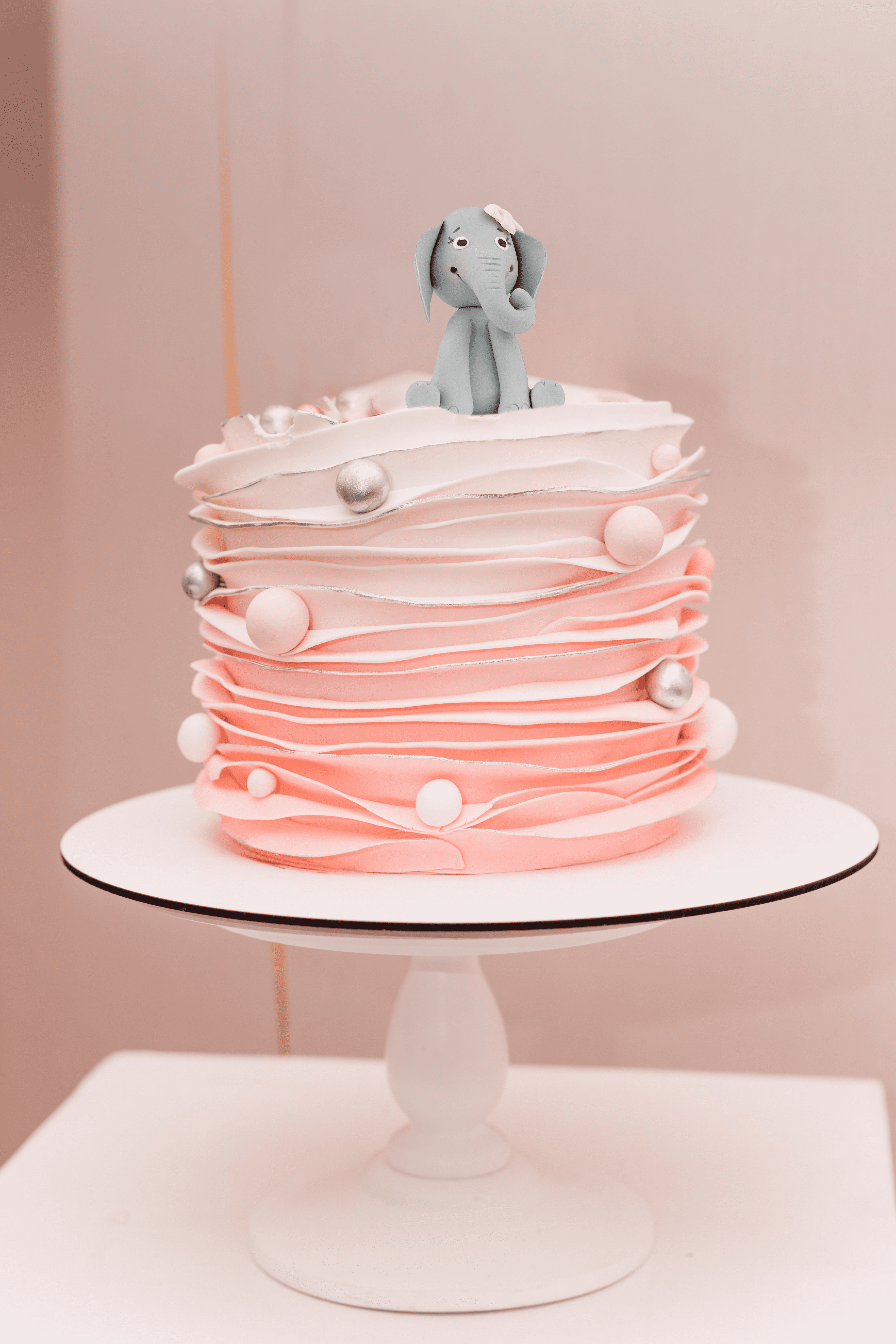 Tortenfigur Elefant mit rosa Schleife