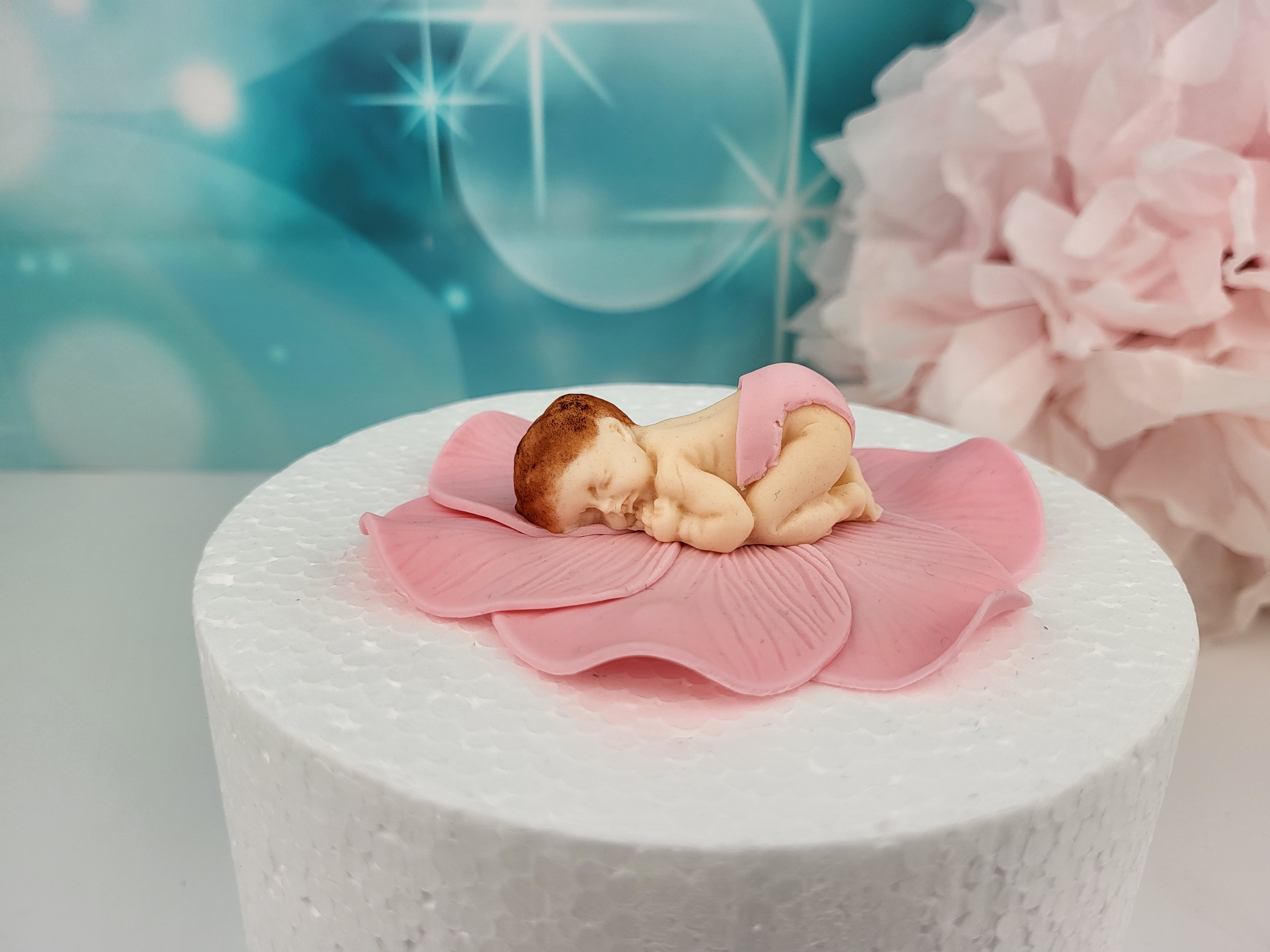 Essbare Zuckerfigur „Baby rosa“ – handgefertigte Tortendeko (ca. 11 cm)