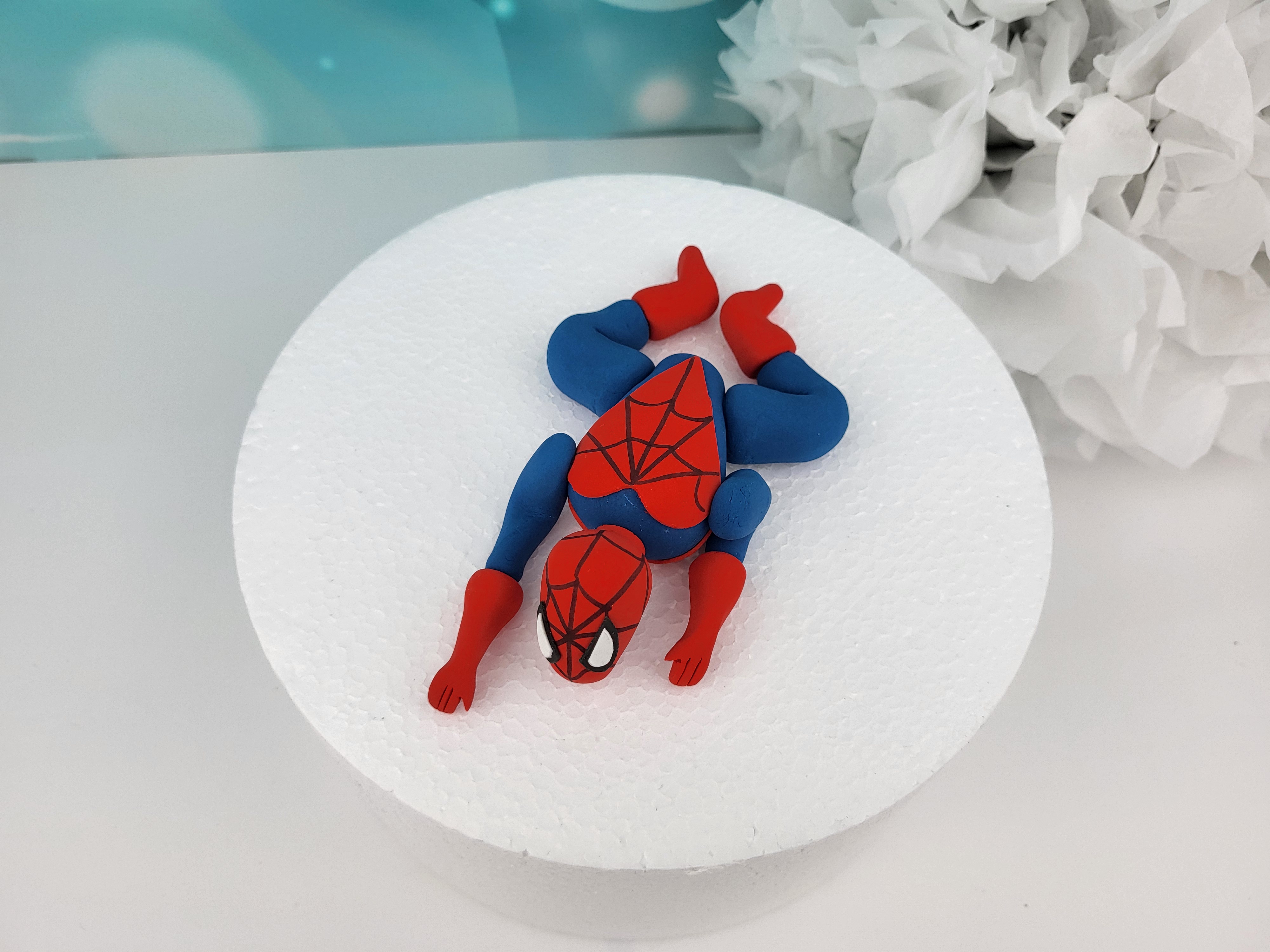 Tortenfigur Spiderman liegend