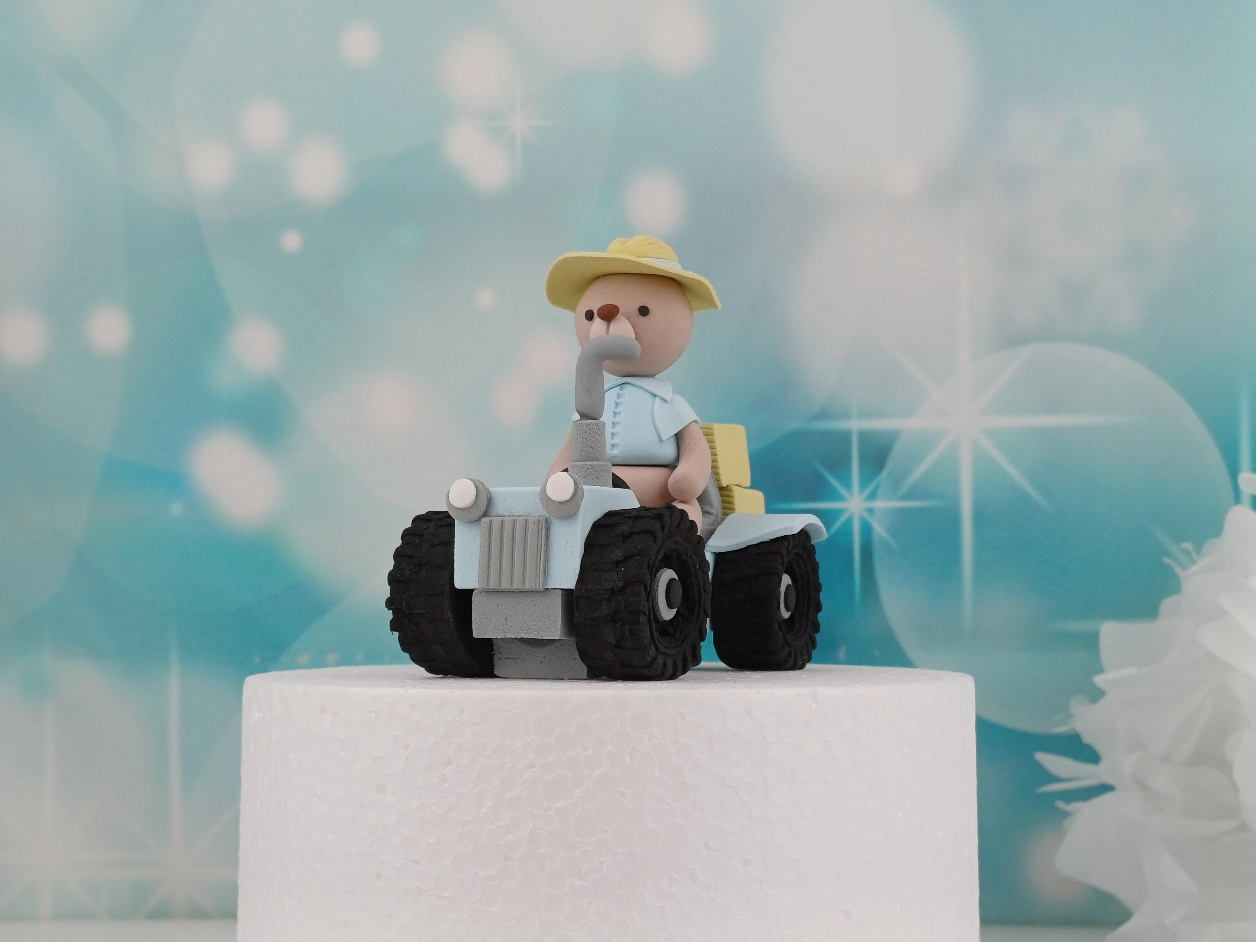 Tortenfigur Bär auf Traktor