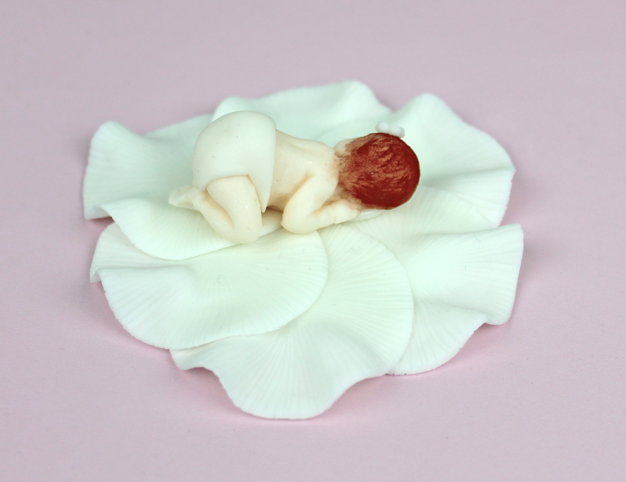 Zuckerfigur Baby weiß mit Blume