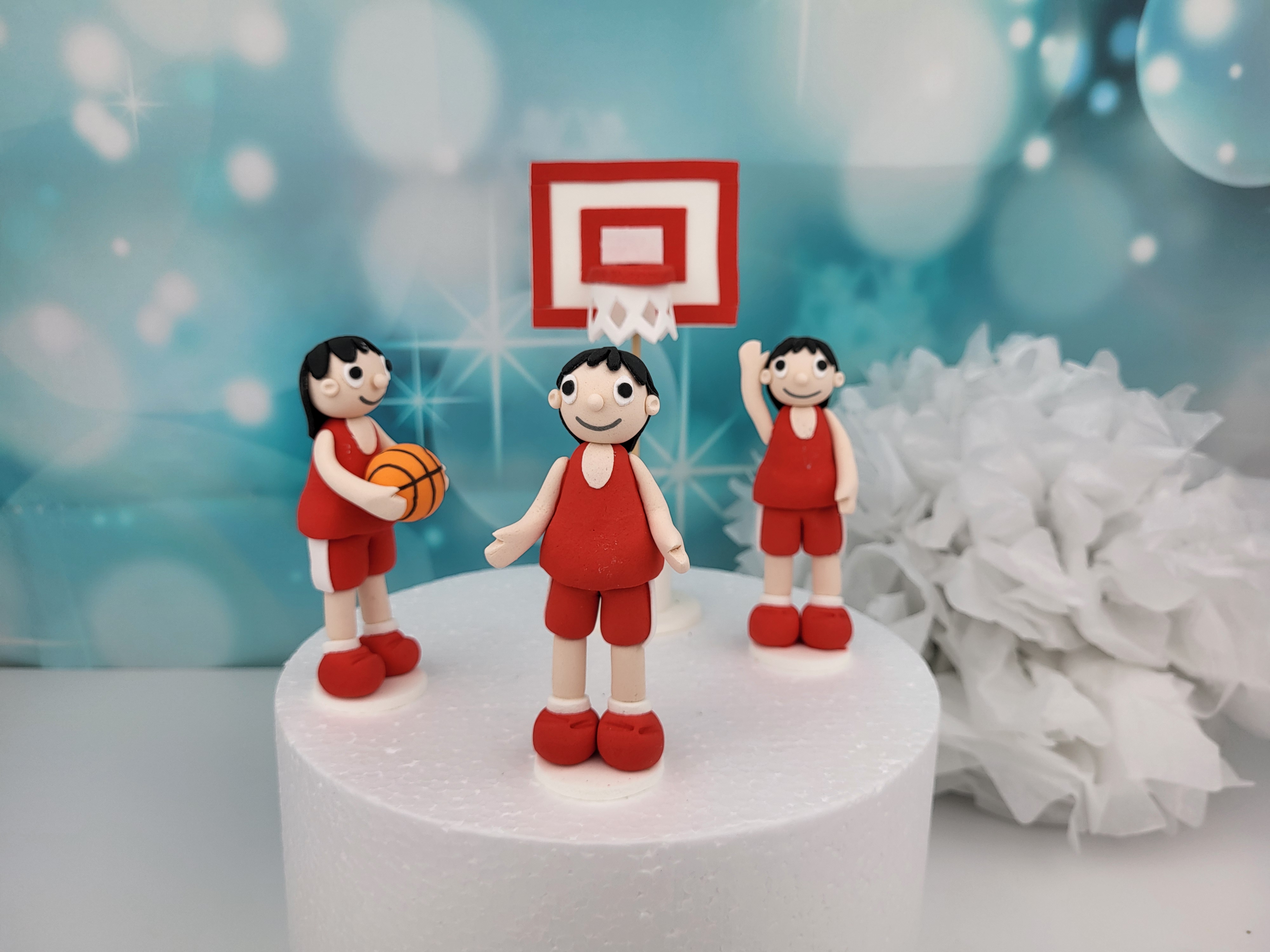 Basketballspieler mit Korb