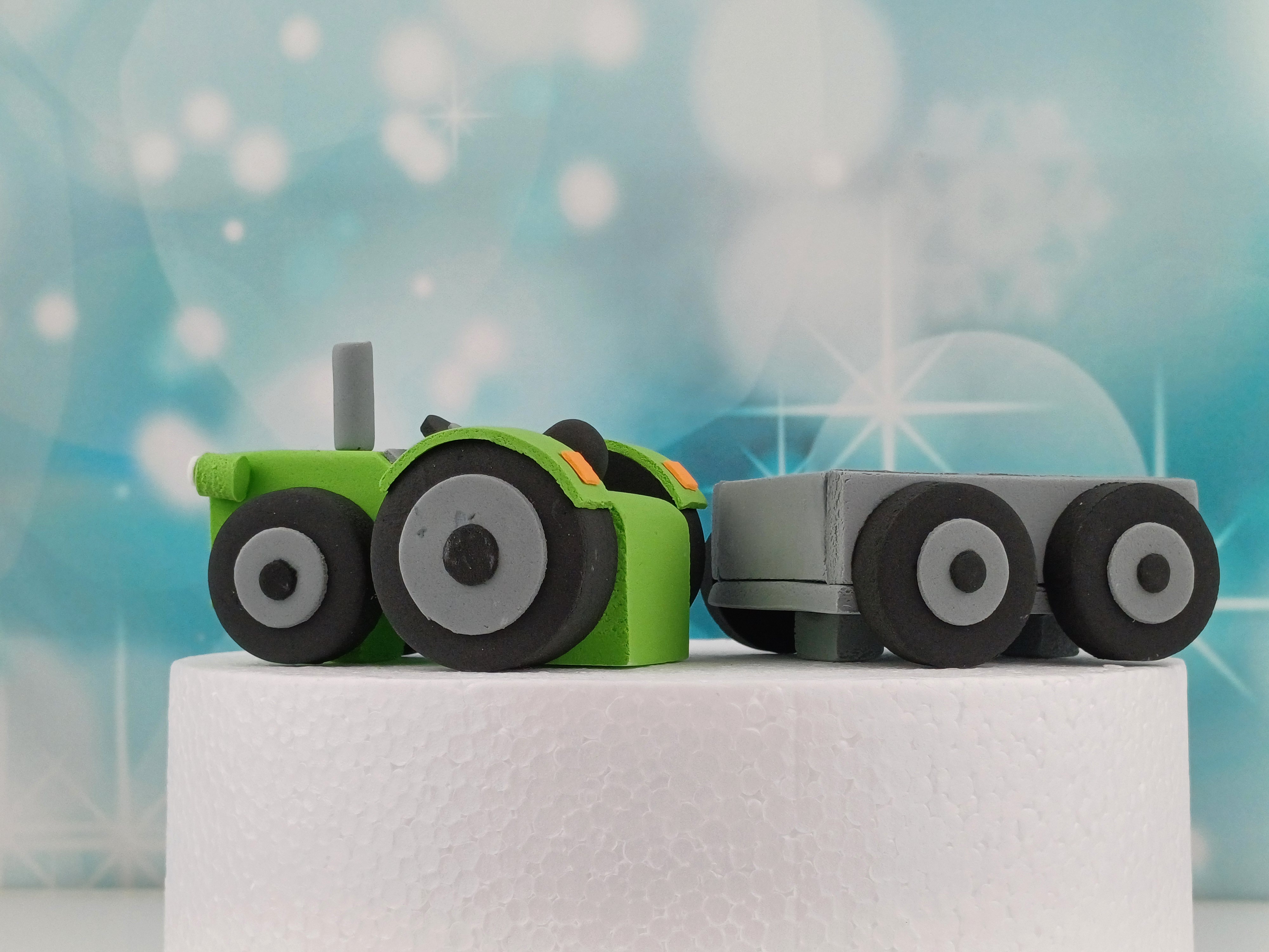 Tortenfigur Traktor mit Hänger grün
