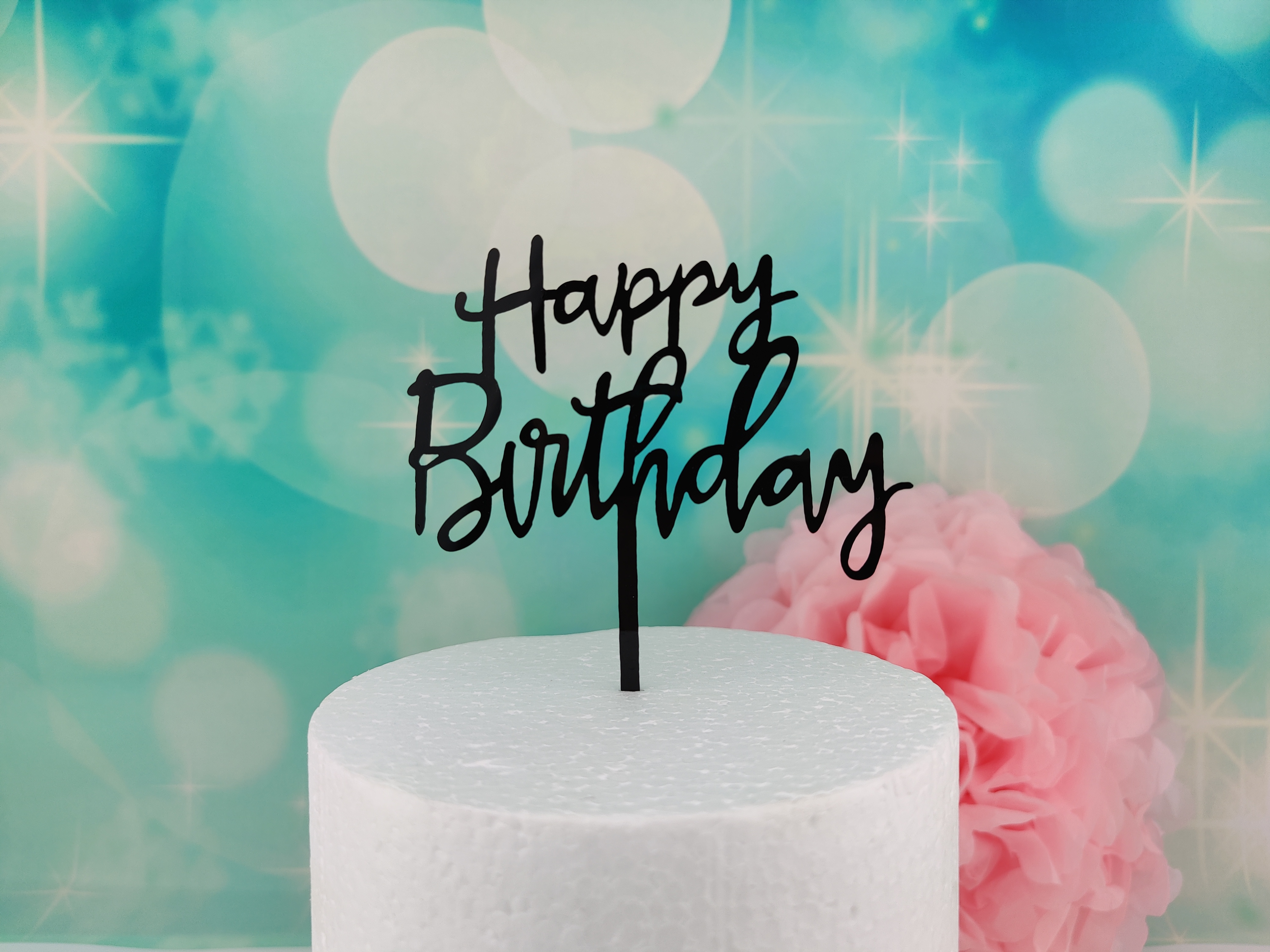 Schwarzer Cake Topper mit Schriftzug „Happy Birthday“ als moderne Tortendeko auf weißer Geburtstagstorte