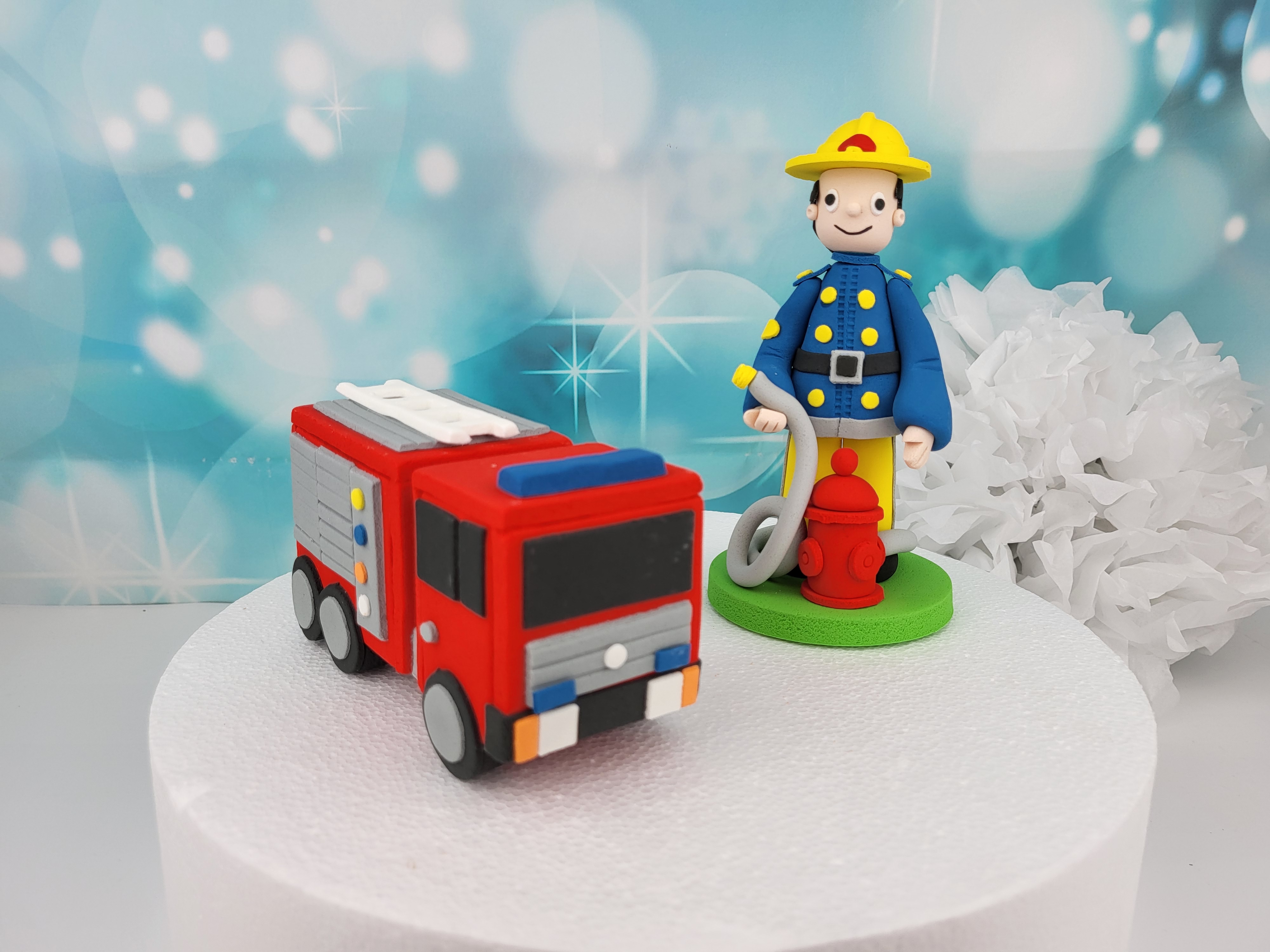 Essbare XXL Tortenfigur „Feuerwehrauto“ – handmodellierte Tortendeko (13,5 × 8 cm)