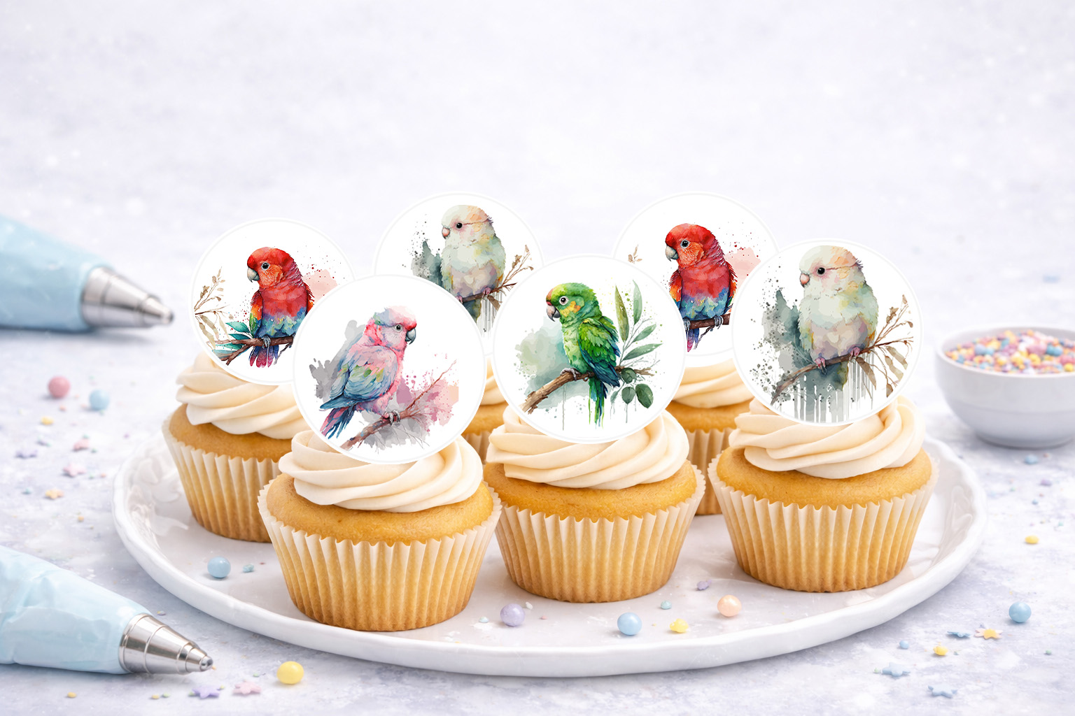Essbare Muffinaufleger mit bunten Vogelmotiven – auf Cupcakes dekoriert