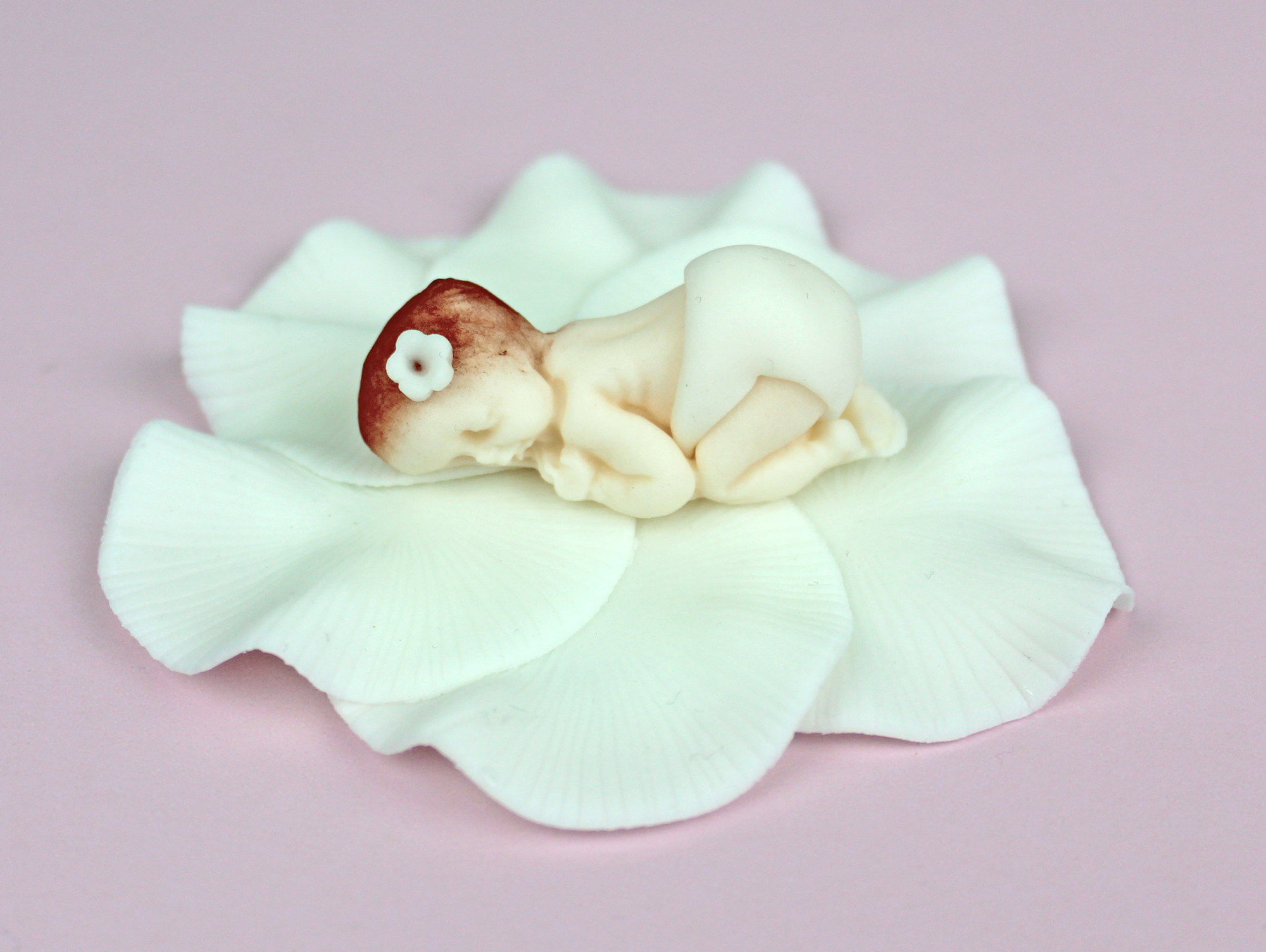 Zuckerfigur Baby weiß mit Blume