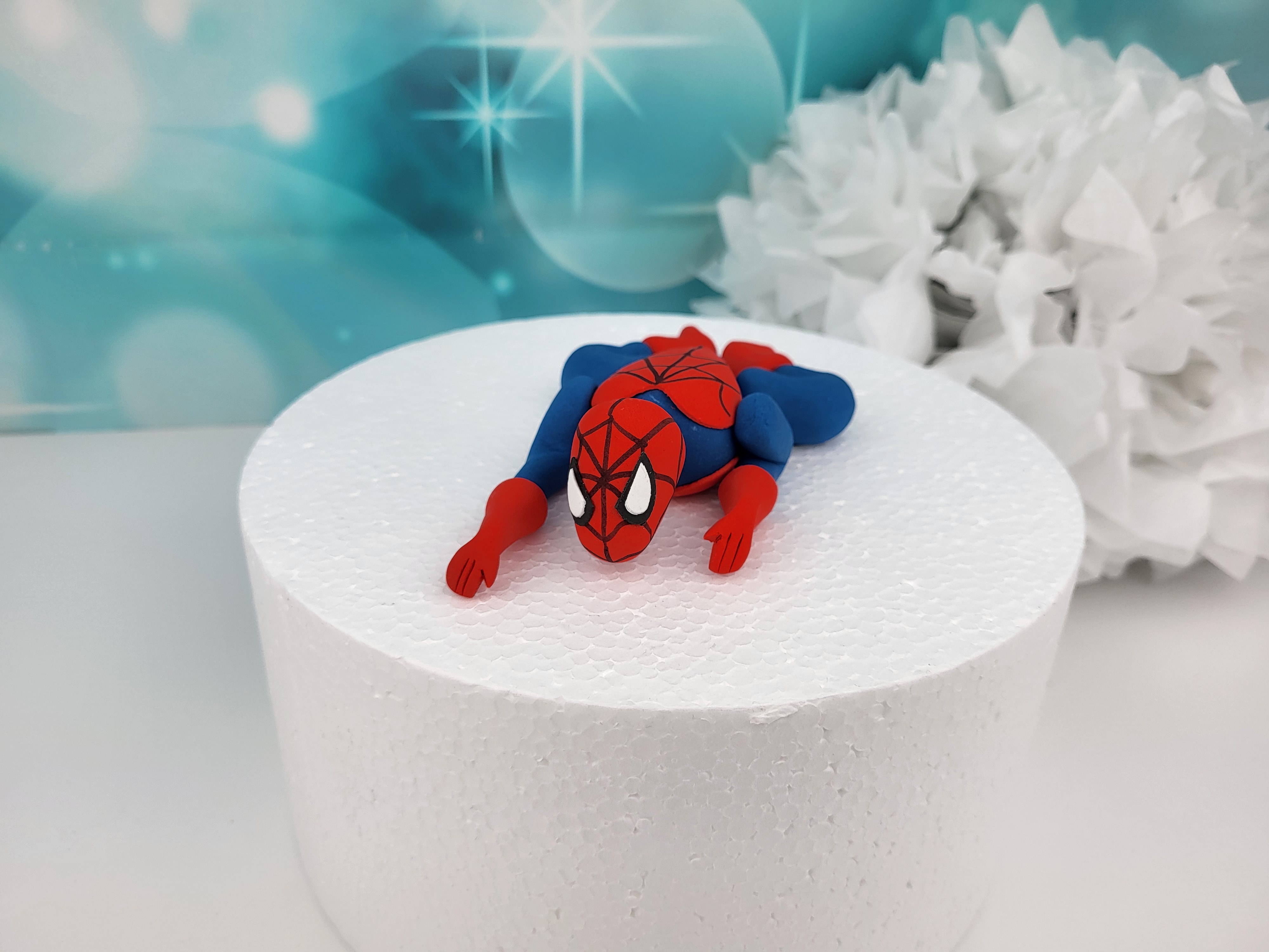 Tortenfigur Spiderman liegend