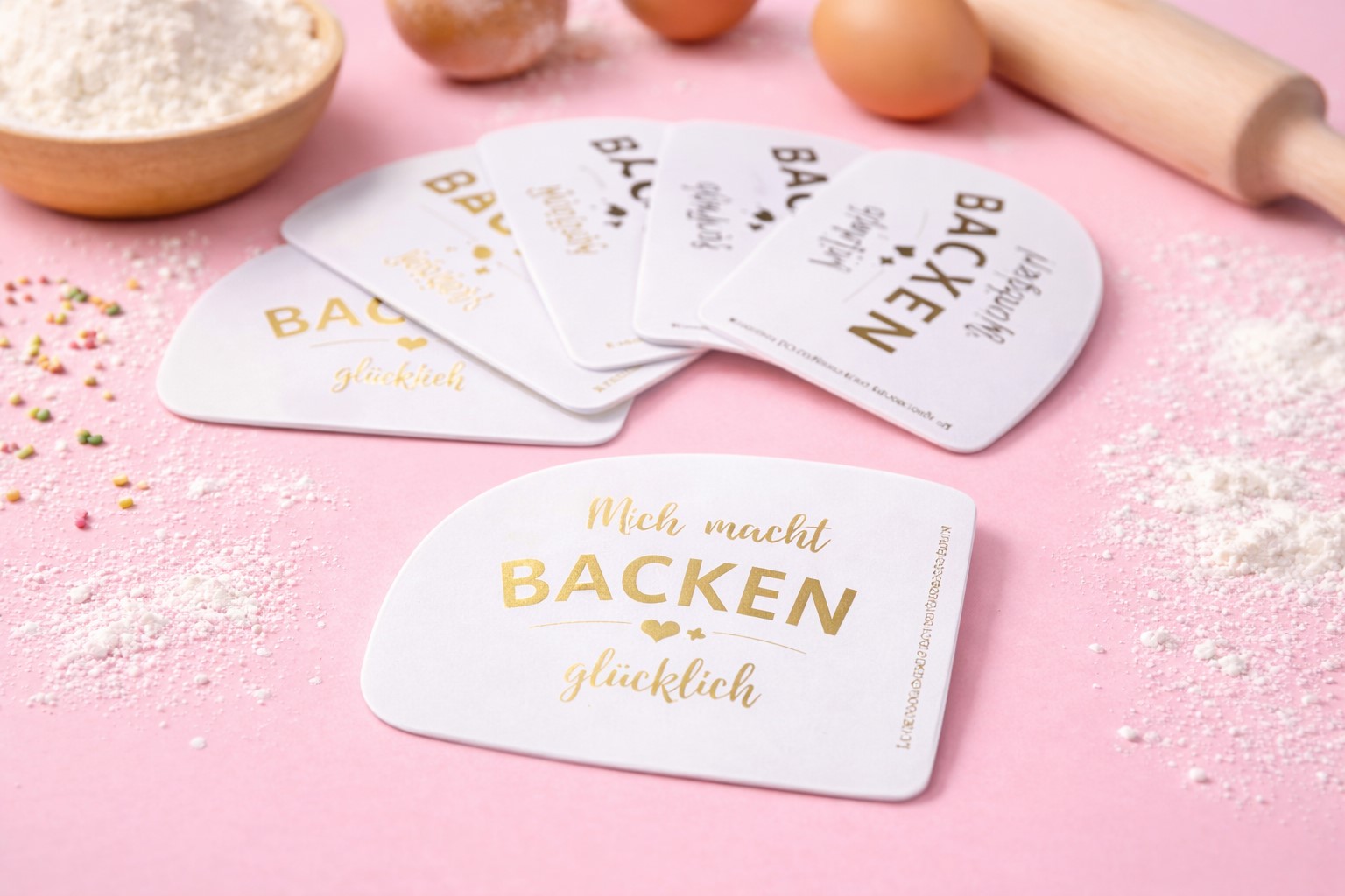 Handlicher Teigschaber weiß mit Goldprägung als praktisches Backzubehör für Hobbybäcker