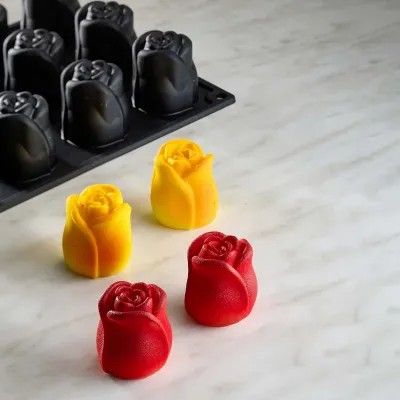 Schwarze Silikonform mit Rosenmotiv als Backform und Pralinenform mit 15 Mulden