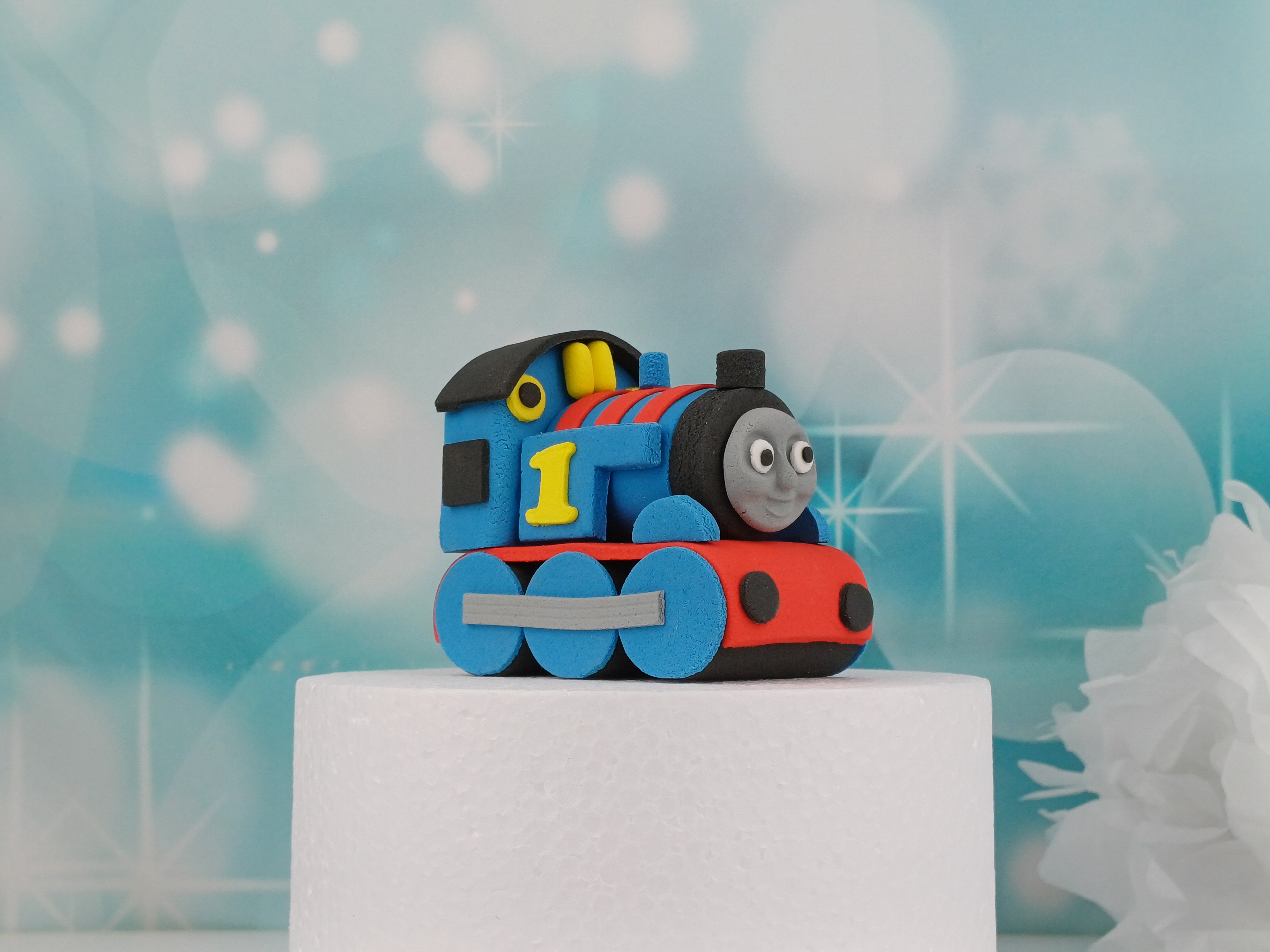 Tortenfigur Thomas die Lokomotive – handmodellierte Tortendekoration