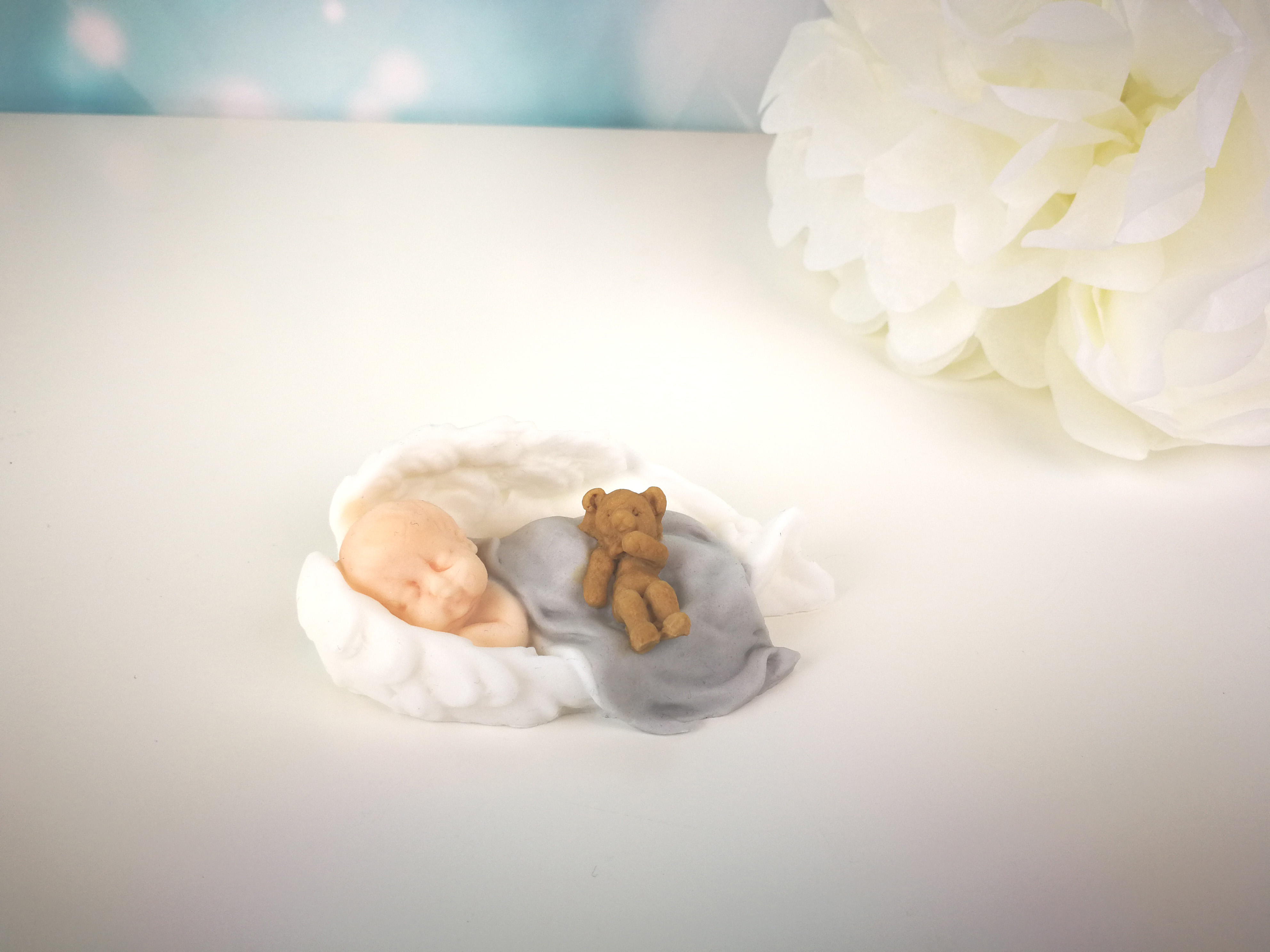 Zuckerfigur Baby mit Decke und Bär auf Flügel