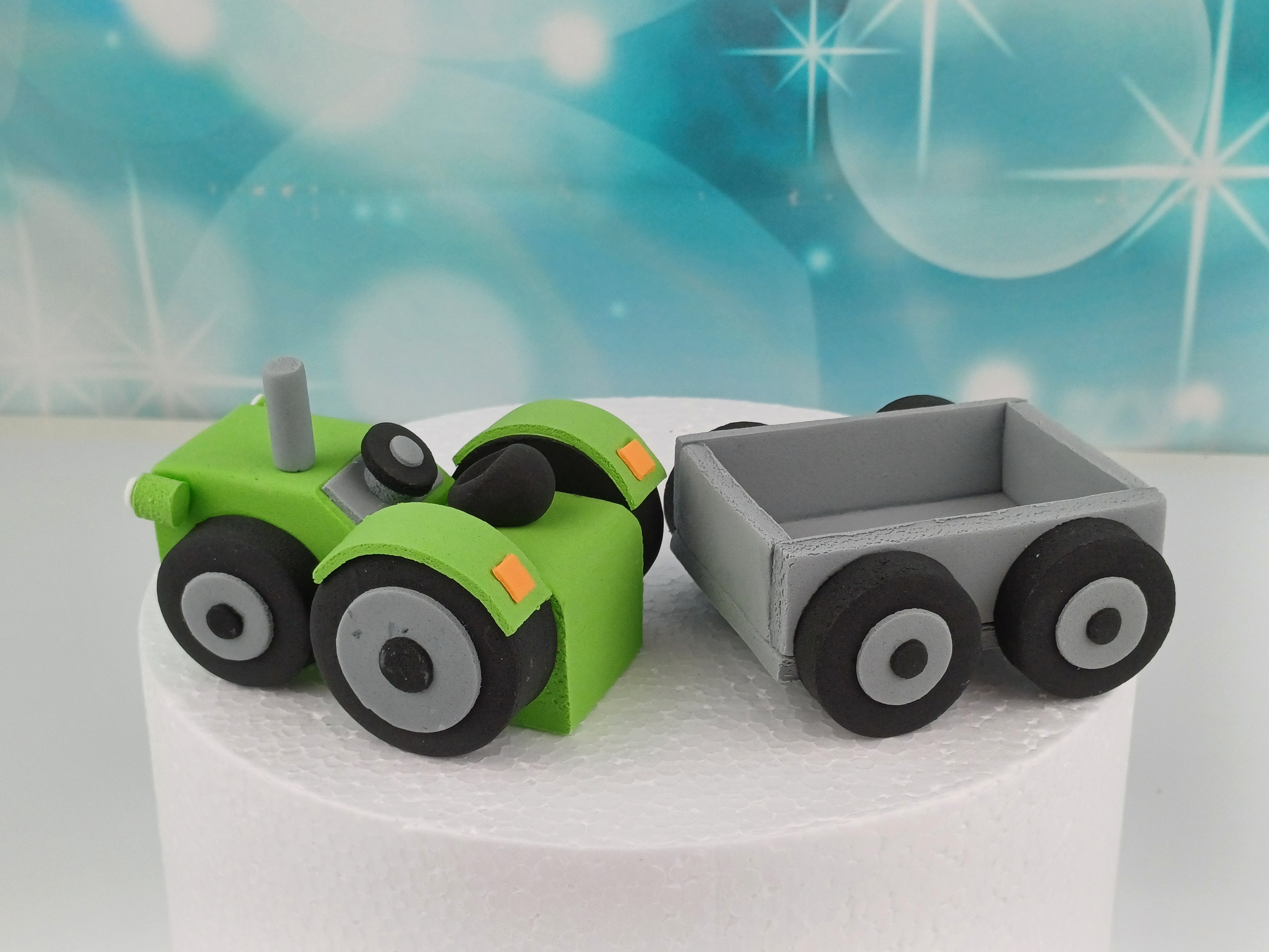 Tortenfigur Traktor mit Hänger grün