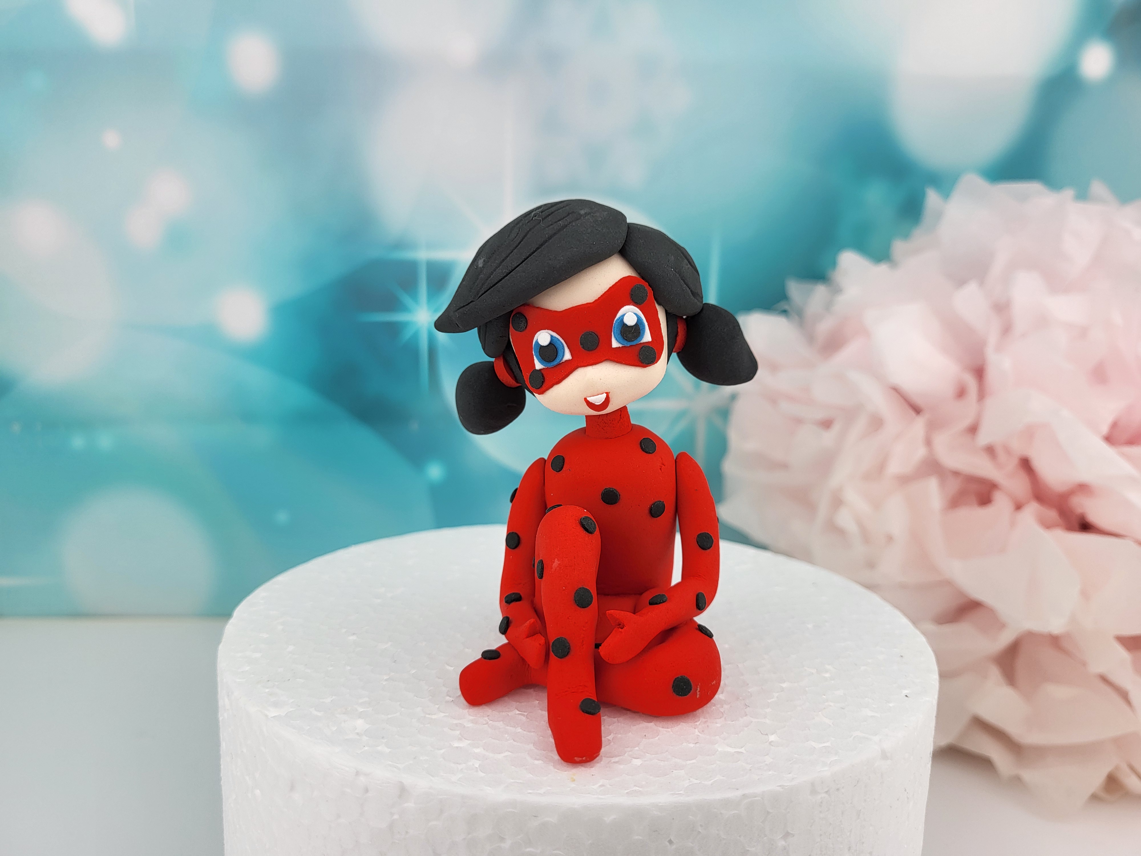 Tortenfigur wie „Sitzende Lady Bug“
