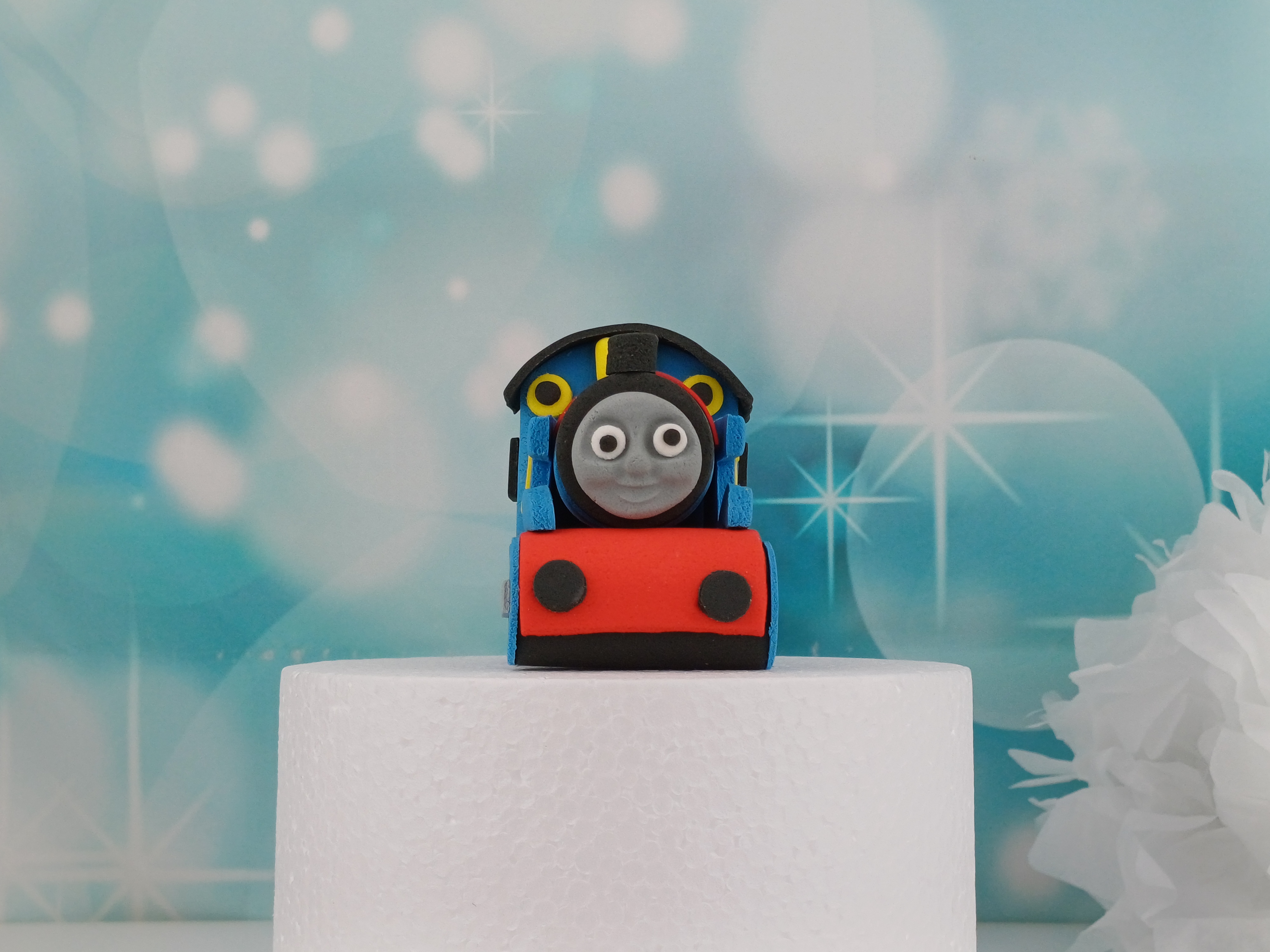 Tortenfigur Thomas die Lokomotive – handmodellierte Tortendekoration